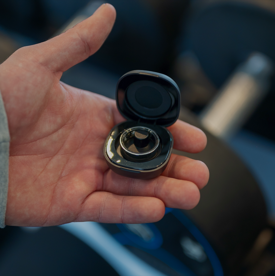 Fitorb Smart Ring im Ladecase in der Hand